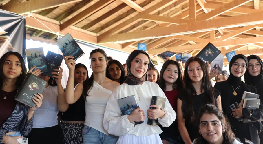 Antalya Kitap Fuarı'nda Ziyaretçi Akını: İmza Günleri ve Söyleşilerle Edebiyat Şöleni!