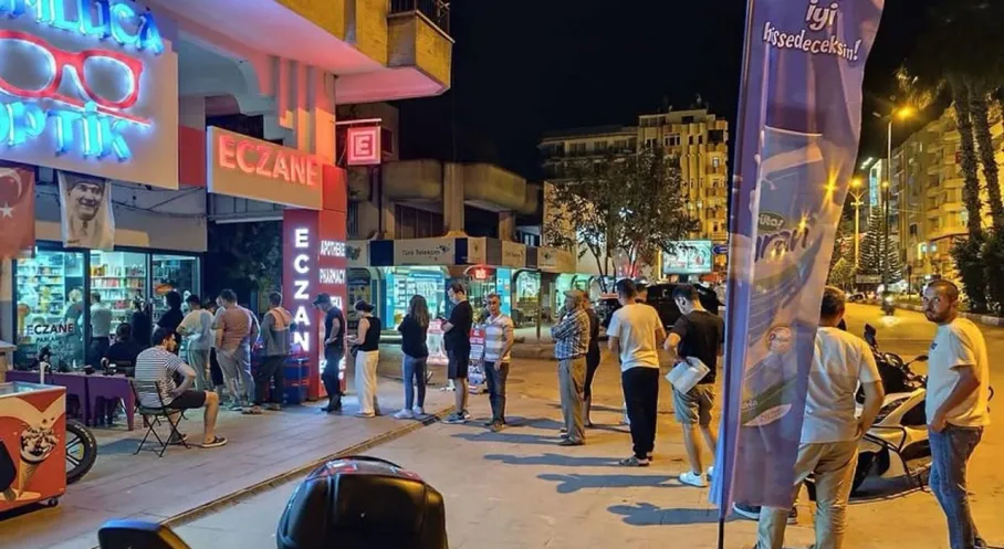 Antalya Kumluca'da Bayram Yoğunluğu: Tek Nöbetçi Eczane Vatandaşları Çaresiz Bıraktı!