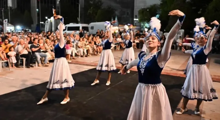 Antalya Muratpaşa'da Yöresel Renkler Festivali Coşkusu! Komşu Ülkeler Sahne Aldı