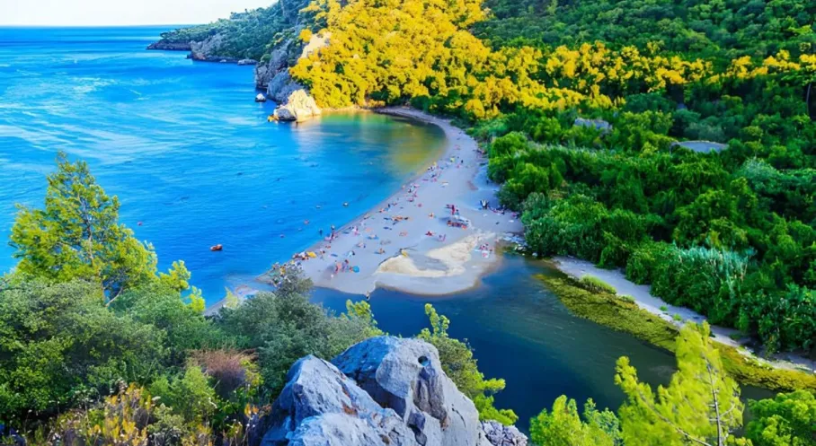 Antalya Turizmde Coştu: Temmuzda Rekor Ziyaretçi Akını!