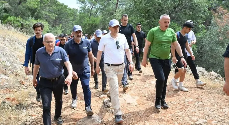Antalya'da 19 Mayıs Coşkusu: Gençlik Yürüyüşü Kahramanlık Türküleriyle Renklendi!