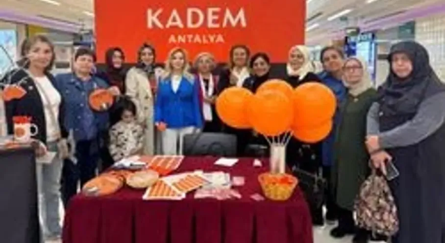 Antalya'da AK Kadınlardan Turuncu Rozetli Farkındalık Eylemi!