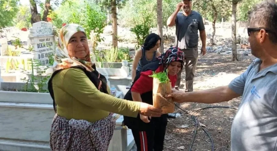 Antalya'da Arefe Günü Sürprizi: Vatandaşlara Anlamlı Çiçek Jestı!