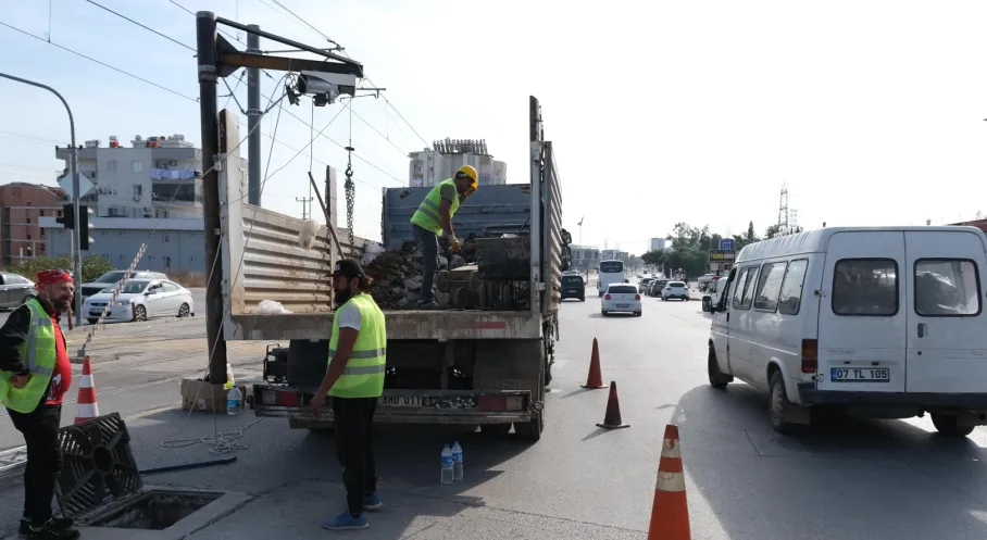 Antalya'da ASAT Alarmda! Kepez'de Yağmur Suyu Hatları Temizleniyor