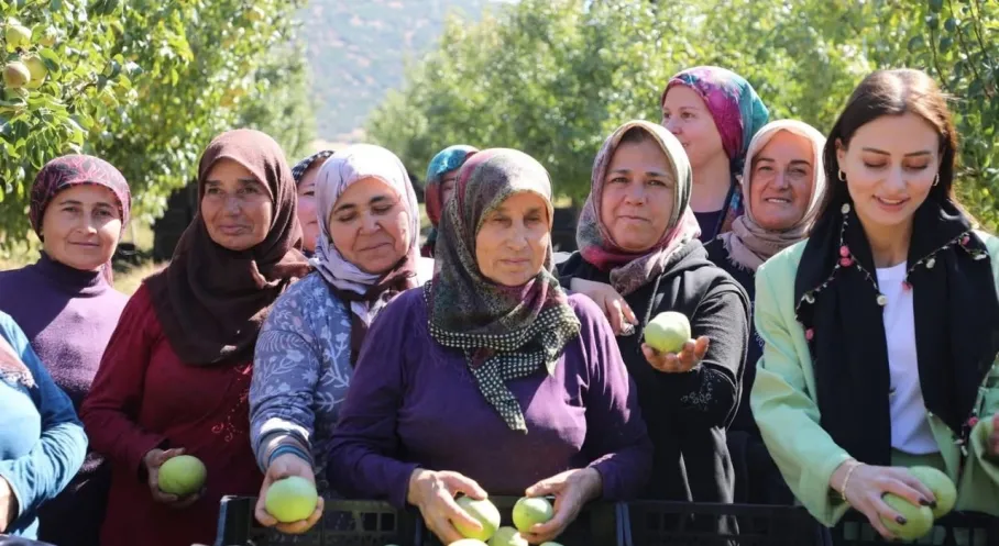 Antalya'da Başkan Caran'dan Kadın Çiftçilere Hasat Sürprizi!