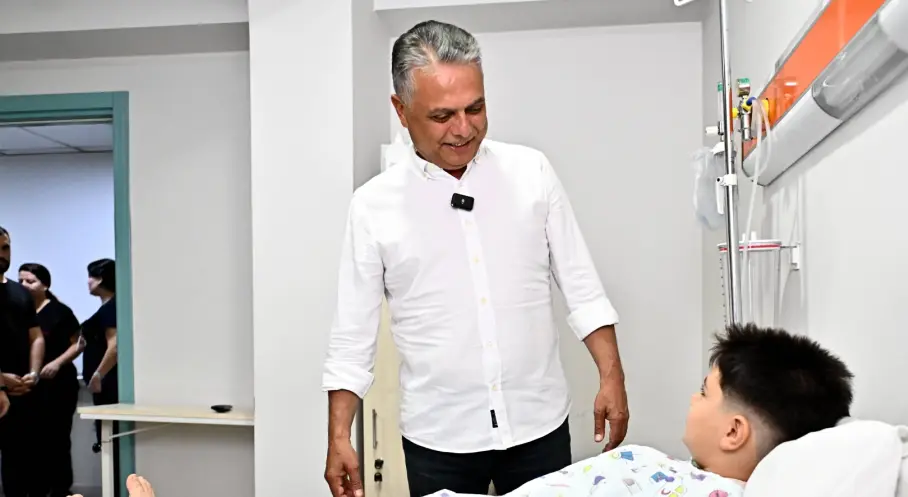 Antalya'da Başkan Uysal’dan sünnet olan çocuklara ziyaret