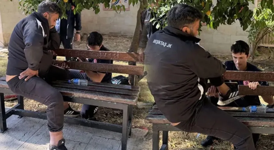 Antalya'da Cami Avlusunda Talihsiz Kaza! Vatandaşın Bacağı Banka Sıkıştı, İtfaiye Kurtardı