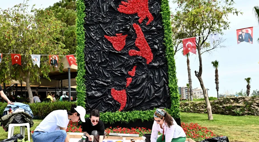 Antalya'da Çiçeklerin Büyülü Dansı: Muratpaşa'da Görsel Şölen Parkı Sanat Galerisine Çevirdi!