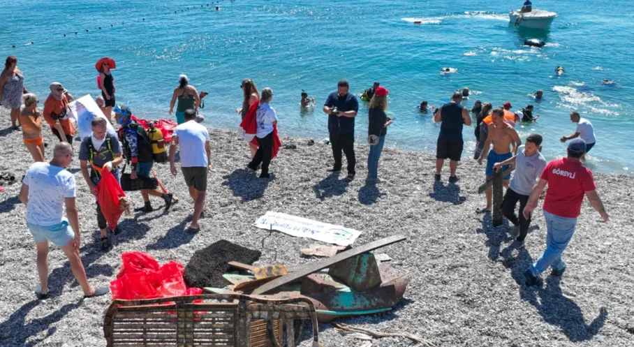 Antalya'da Denizden Çıkanlar Şoke Etti! Konyaaltı Sahili Temizliğinde İnanılmaz Manzara