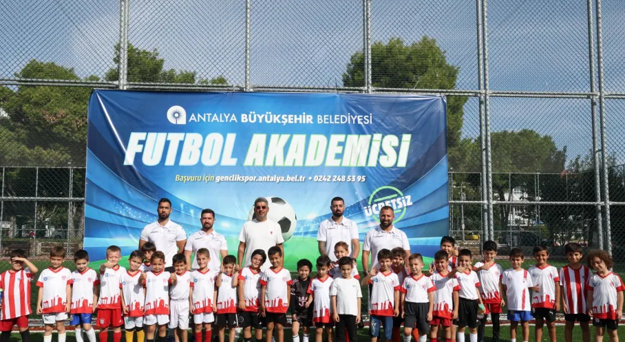 Antalya'da Futbol Rüzgarı: Büyükşehir'den Genç Yeteneklere Tam Destek!