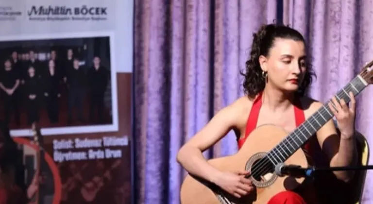 Antalya'da Gitar Orkestrası Büyüsü: Müzikseverler Mest Oldu!