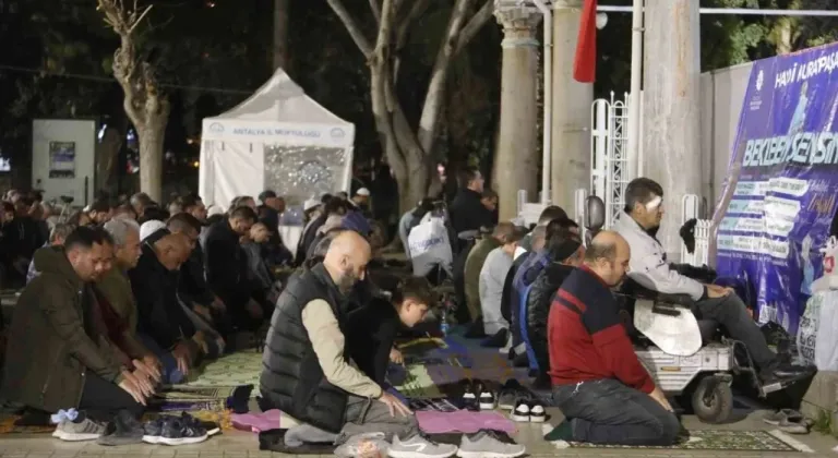 Antalya'da Kadir Gecesi'nde Camiler Dolup Taştı