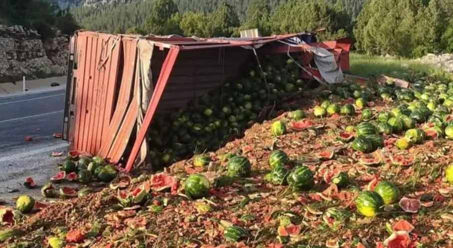 Antalya'da Karpuz Yüklü Kamyon Devrildi! Tonlarca Karpuz Yola Saçıldı!