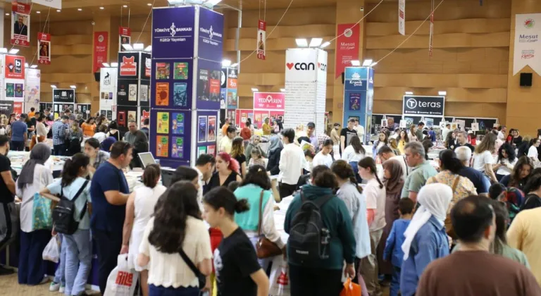 Antalya'da Kitap Fuarı Coşkusu: Kepez Kitap Fuarı Ziyaretçi Akınına Uğradı!