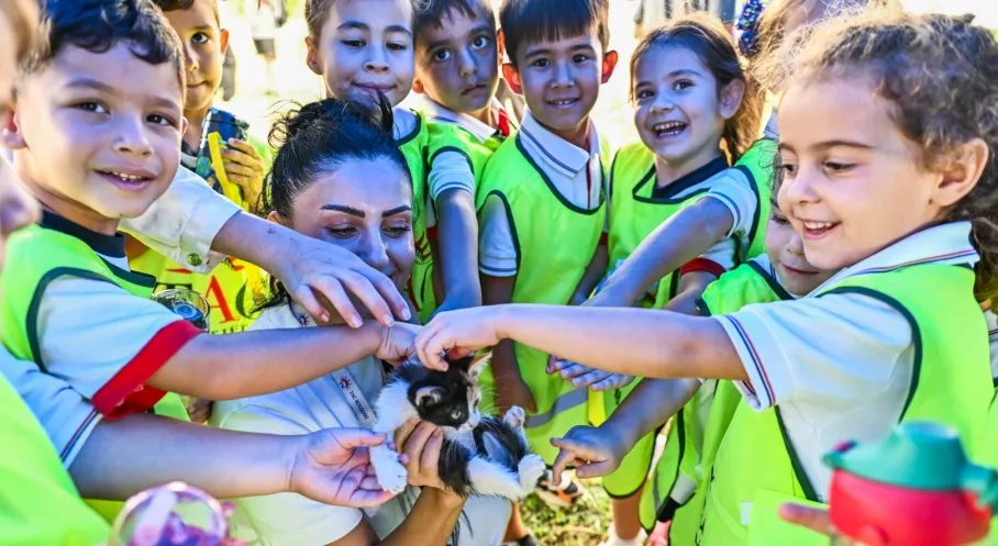 Antalya'da Minik Kalpler Patili Dostlarla Buluştu: Hayvan Sevgisi Coştu!