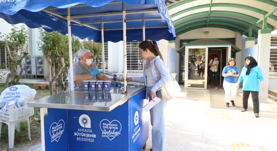 Antalya'da Öğrencilere Sabah Sıcak Çorba İkramı: Sınav Stresine Lezzetli Mola!