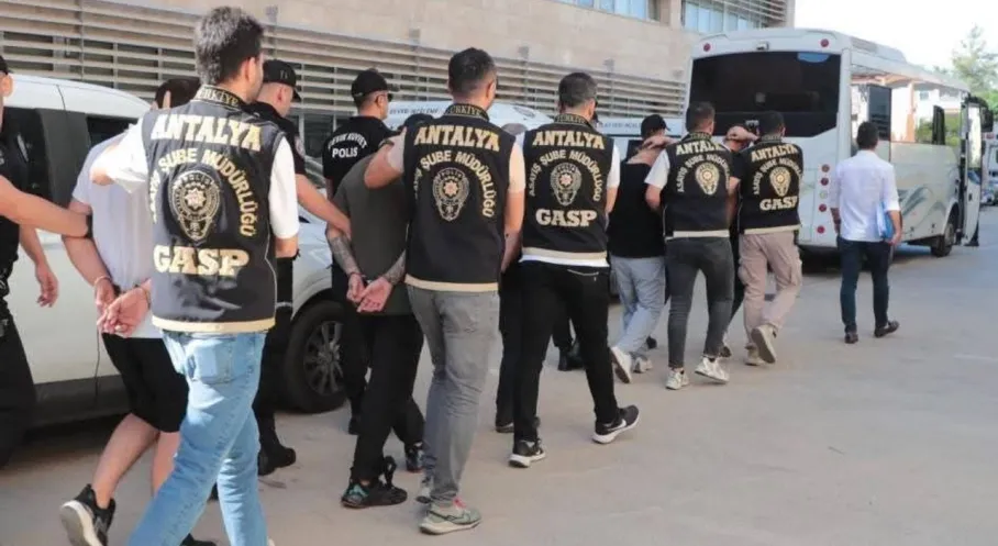 Antalya'da Silahlı Çete Operasyonu! 7 Gözaltı, Şok Detaylar Ortaya Çıktı!