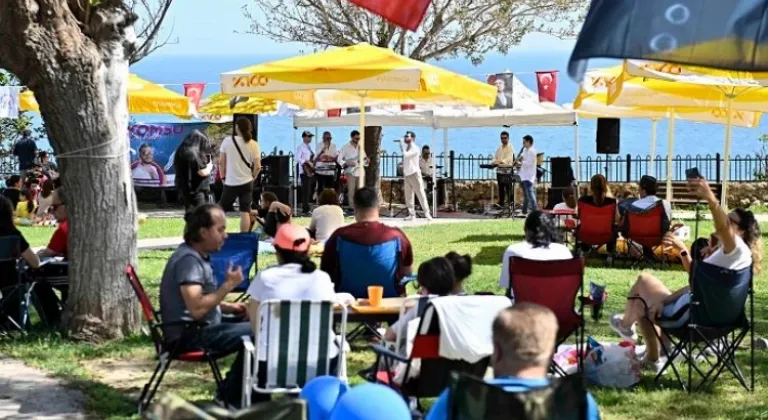 Antalya'da Ziya Gökalp Parkı'nda eşsiz manzaralı 'Komşu Sahne' konseri unutulmaz anlar yaşattı