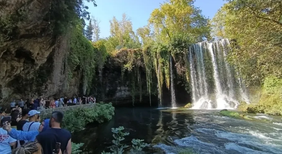 Antalya'da Serin Vaha: Düden Şelalesi Ziyaretçi Akınına Uğruyor!
