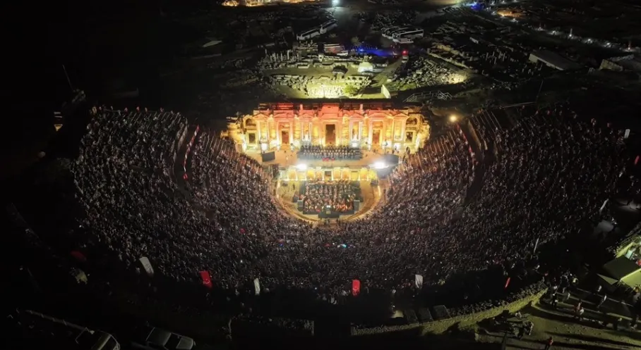 Hierapolis Antik Tiyatrosu'nda 'Carmina Burana' Büyüsü: On Binler Sahneye Kilitlendi!