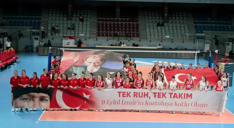 Aras Kargo Spor Kulübü’nün Ev Sahipliğinde Kadın Voleybol Takımları İzmir’in Kurtuluşunu Kutlamak için Sahadaydı