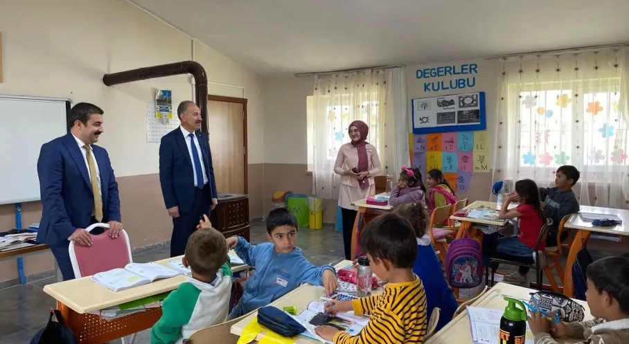 Arpaçay'da Kaymakam ve Başkan Minik Kalpleri Sevindirdi! Okul Ziyaretiyle Eğitim Coşkusu