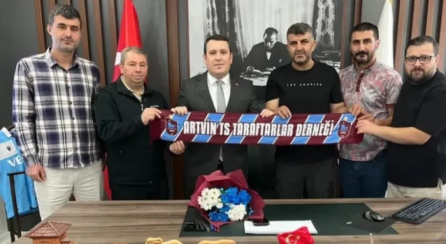 Artvin'de Trabzonspor Rüzgarı: Taraftarlar Başsavcı Çalış'ı Bordo Mavi Renklere Bürüdü!