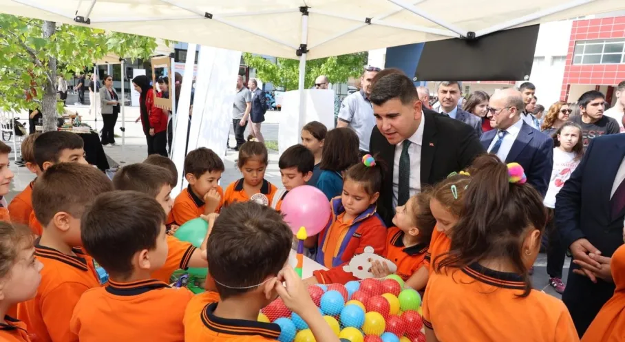 Artvin'de Bilim Şenliği Coşkusu: 'Doğanın Mühendisliği' Temasıyla Açıldı!