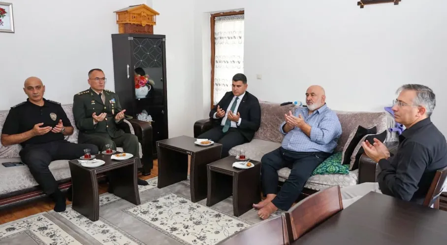 Artvin'de Duygulandıran Ziyaret: Vali Vekili Erdoğan'dan Kıbrıs Gazisine Moral Desteği!