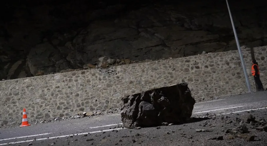 Artvin'de Heyelan Kabusu: Karadeniz Sahil Yolu Ulaşıma Kapandı!