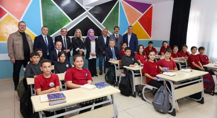 Artvin'de Öğrencilerden Vali Ergün'e Tulumlu Karşılama ve Halı Saha Sürprizi!