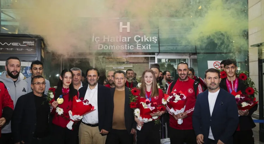 ASKİ Spor'dan Tarihi Zafer! Dünya Şampiyonları Mansur Yavaş'ı Ziyaret Etti