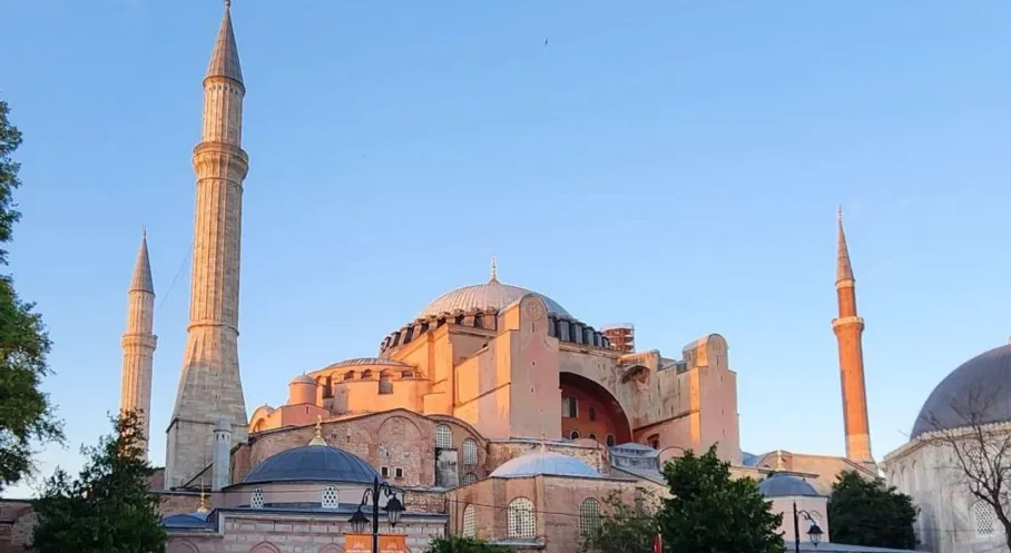 Ayasofya Camii: İbadete Açılışının 5. Yılında Ziyaretçi Akını ve Dijital Dönüşüm!