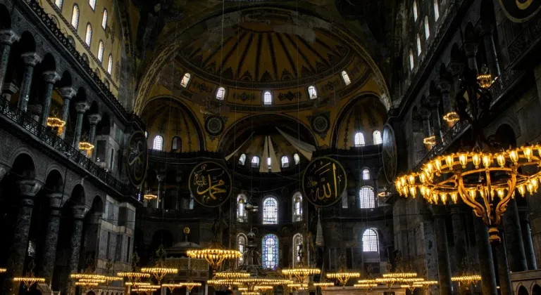 Ayasofya'da Ramazan'a Hazırlıklar Tamam: Gül Suyuyla Temizlik Yapıldı