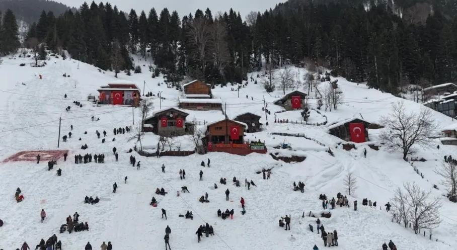 Ayder'de Kış Coşkusu Başladı: Kardan Adam Şenliği Turist Akınına Uğradı!