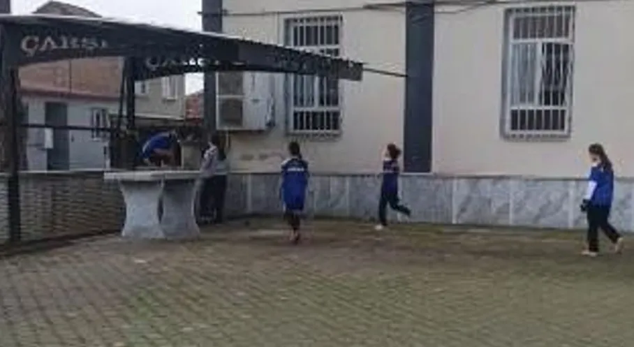 Aydın'da Pes Dedirten Görüntüler: Cami Avlusunda Antrenman Yapan Kız Futbolcuların Dramı!