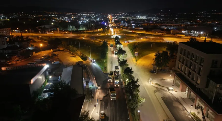 Azerbaycan Bulvarı’nda Gece Mesaisi: Son Kat Asfalt Serimi Başladı