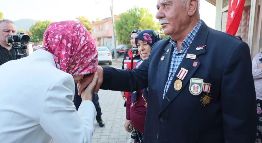 Bakan Göktaş'tan Gazi ve Eşine Sürpriz Ziyaret! 48 Yıllık Yuva Şenlendi