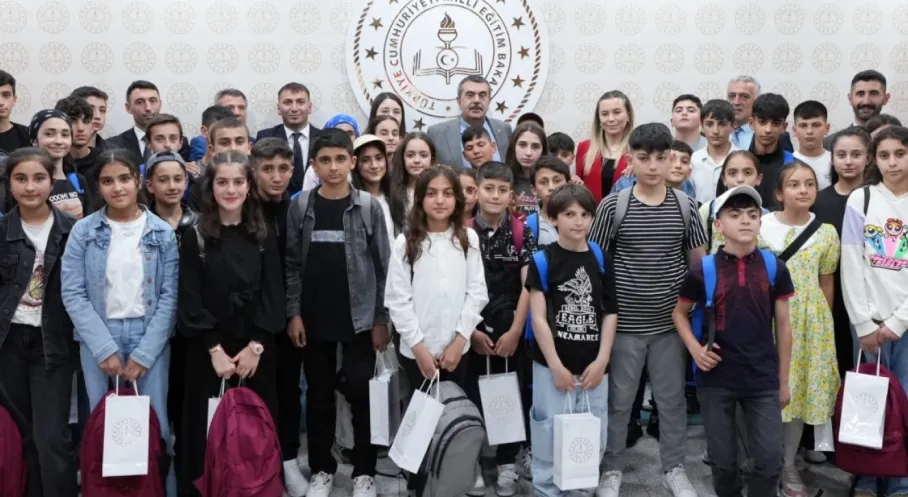 Bakan Tekin'den 19 Mayıs Sürprizi: Uzundereli Öğrencilerle Ankara'da Buluşma!