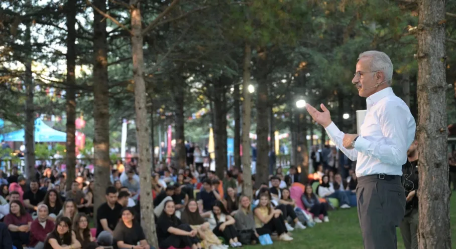 Bakan Uraloğlu, Kariyer Buluşmasında Gençlerle Bir Araya Geldi