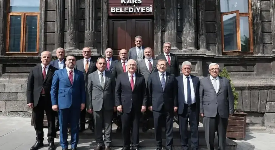 Bakan Yaşar Güler Kars Belediyesini ziyaret etti