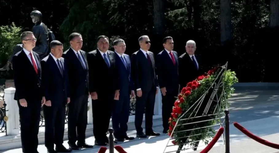 Bakan Yerlikaya Bakü'de Haydar Aliyev'in Kabrini Ziyaret Etti: Türkiye-Azerbaycan Kardeşliği Vurgusu