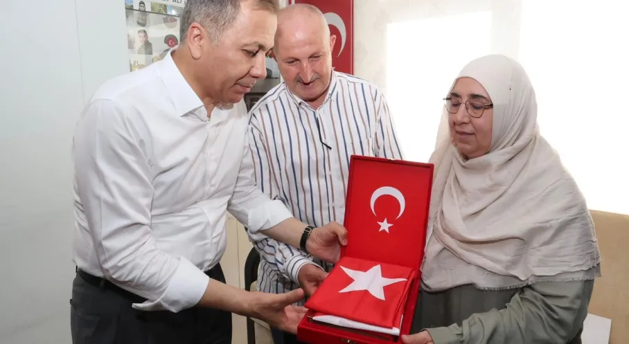 Bakan Yerlikaya'dan Şehit Ailesine Anlamlı Ziyaret: Erdoğan'ın Mektubu Teslim Edildi!