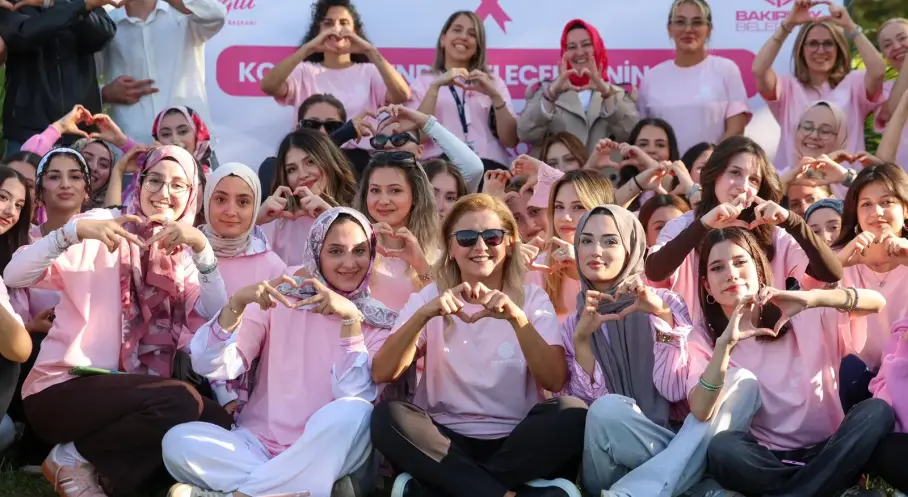 Bakırköy’de Pembe Tişörtlü Yoga ve Voleybol Etkinlikleriyle Farkındalık
