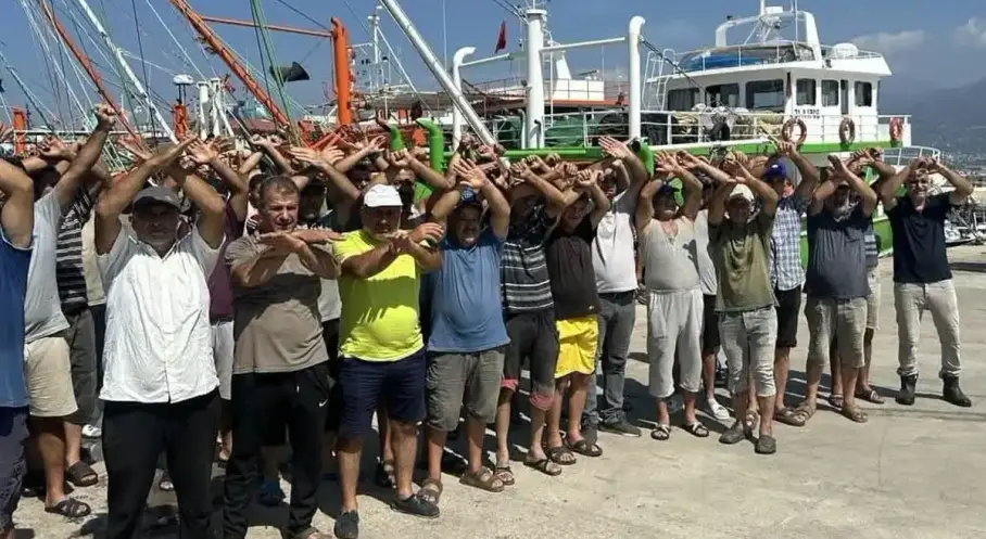 Balıkçılar sezonun ilk günlerinde limana dönmek zorunda kaldı