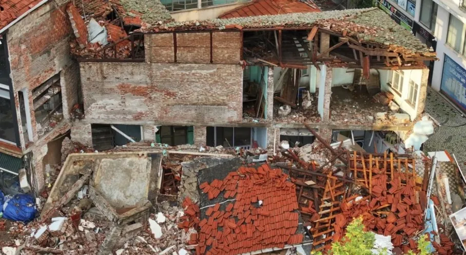 Balıkesir'de Korkutan Deprem! 6.1 Büyüklüğündeki Sarsıntı Sonrası Artçı Şoklar Devam Ediyor