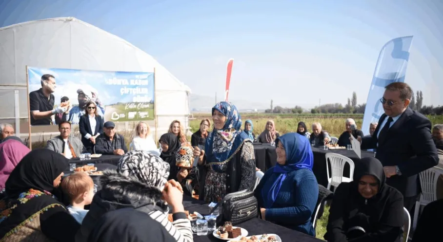 Balıkesir'de Kadın Çiftçilere Büyük Destek: Başkan Akın'dan Marul Fidesi ve Gübre Hibesi!