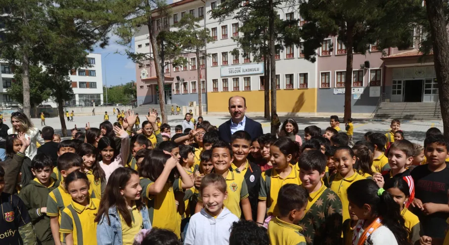 Başkan Altay'dan Meram Selçuk İlkokulu'na Duygusal Ziyaret: Kendi Sıralarına Geri Döndü!