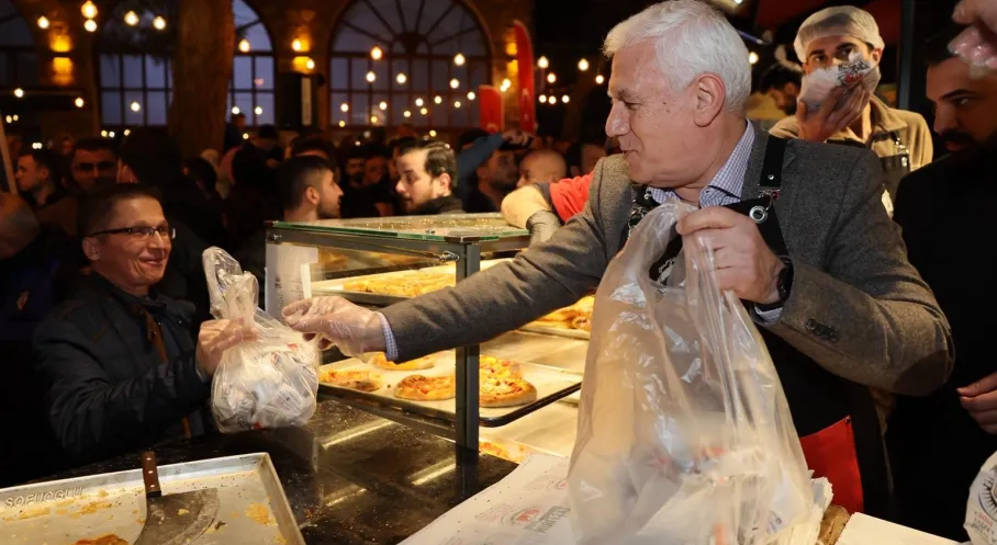 Başkan Bozbey'den Abdal Meydanı'nda Unutulmaz Sahur: Tahanlı Pide ve Çaylarla Vatandaşla Buluştu!