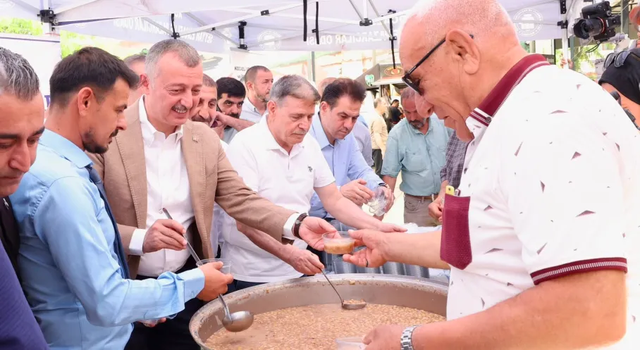 Başkan Büyükakın’dan Vatandaşa Aşure İkramı: Pazarda Yoğun İlgi